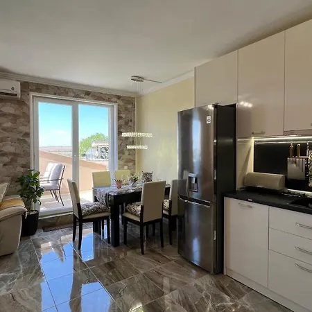 Bratanov Vip Zone Maisonettes 606 & 609 サニービーチ